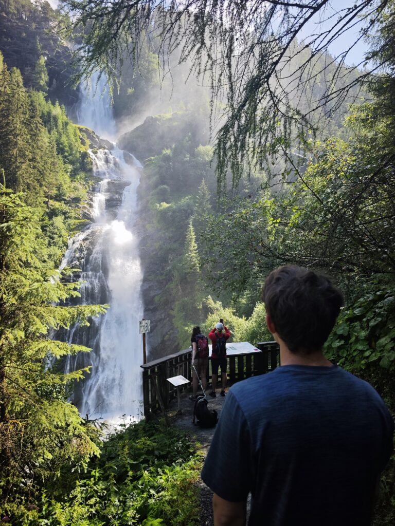 2. Aussichtsplattform Stuibenfall - mit dem frontalen Blick auf den Wasserfall in Umhausen