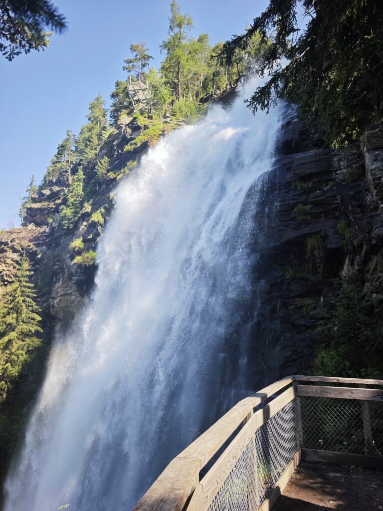 Aussichtsplattform Stuibenfall direkt an der Fallstufe