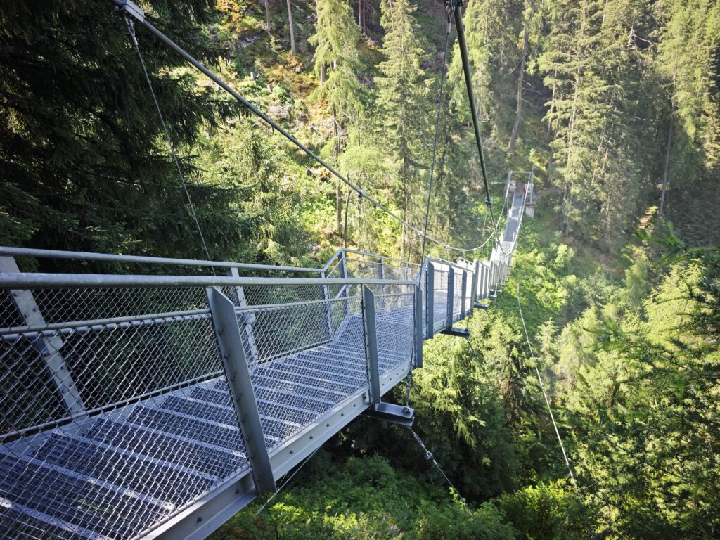 Der Blick von oben auf der Stuibenfall Hängebrücke nach unten