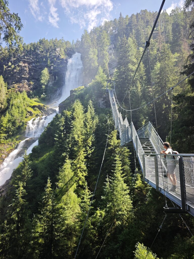 Die Stuibenfall Hängebrücke führt immer näher zum Wasserfall in Umhausen