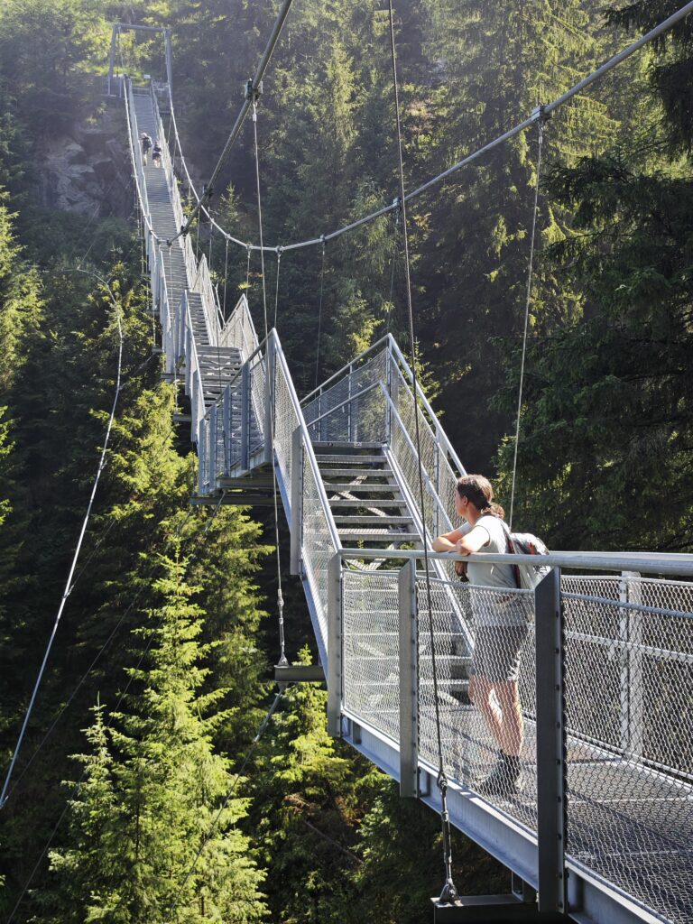Hier erkennst du gut die Stufen auf der Stuibenfall Hängebrücke