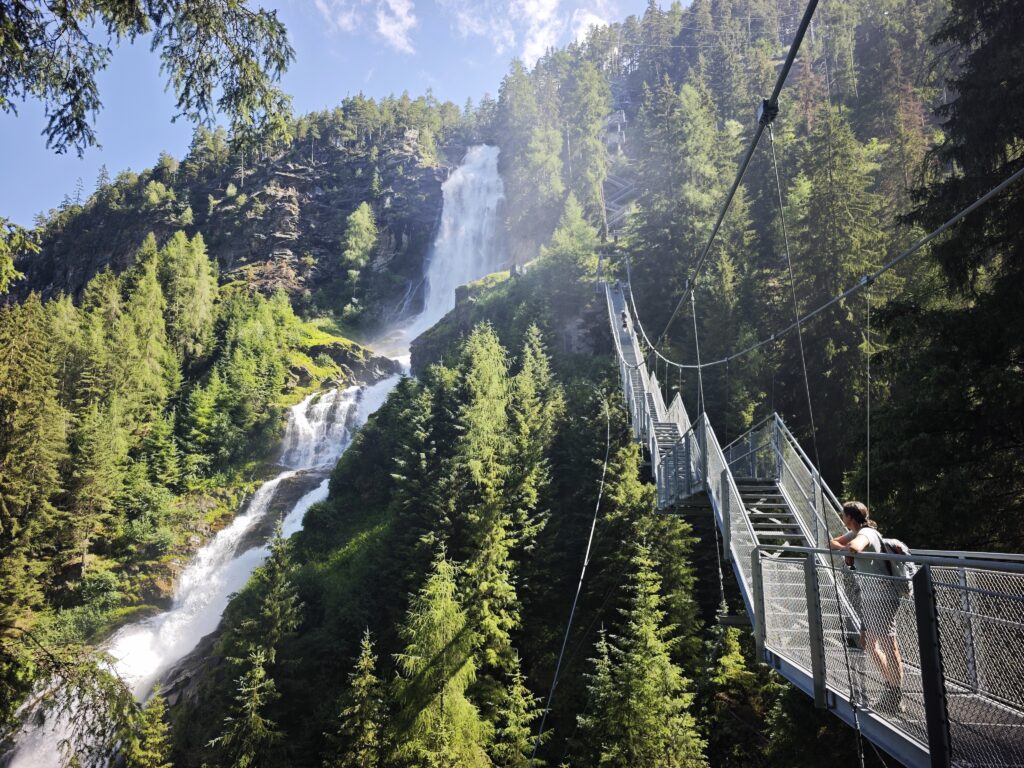 Über die Stuibenfall Hängebrücke geht es hinauf - von Aussichtsplattform zu Aussichtsplattform