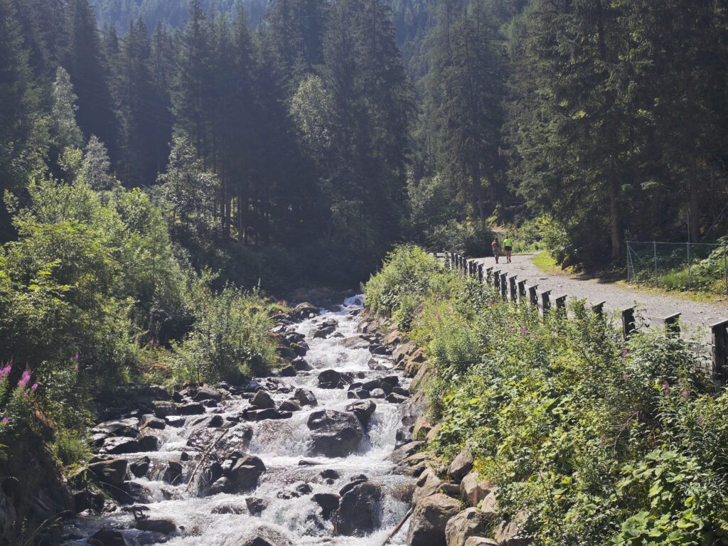 Unten führt ein breiter Wanderweg Richtung Wasserfall